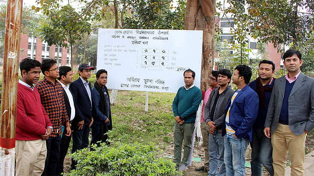 রংপুরের বেগম রোকেয়া বিশ্ববিদ্যালয়ে গতকাল উপাচার্যের ‘হাজিরা খাতা’ স্থাপন করেন ‘অধিকার সুরক্ষা পরিষদ-এর সদস্যরা। বিকেলে রাসেল চত্বরে।  ছবি: প্রথম আলো
