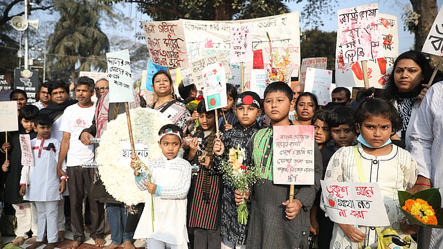 বীর শহীদদের প্রতি শ্রদ্ধা জানাতে এসেছে শিশুরাও।
