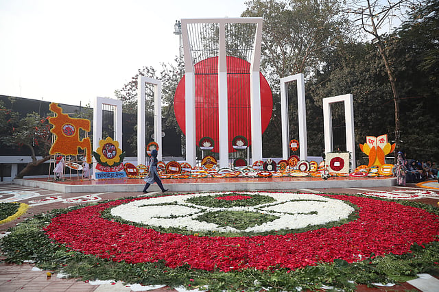 শ্রদ্ধার ফুলে ছেয়ে গেছে শহীদ মিনারের বেদি।