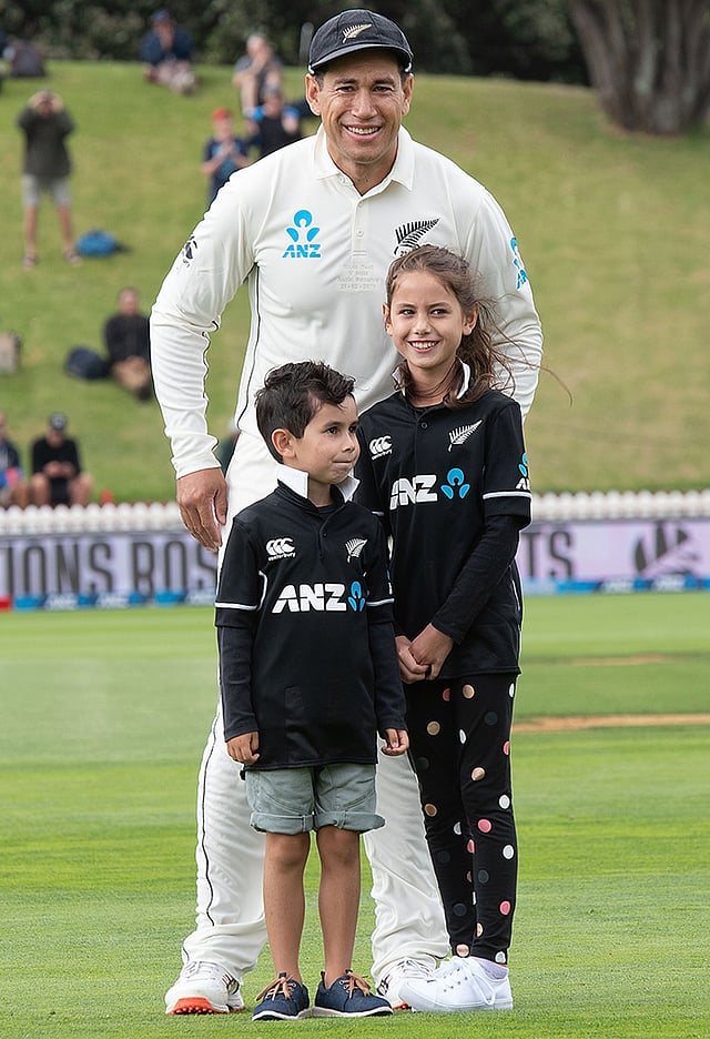 টেলরের গর্বের মুহূর্ত। শততম টেস্টের আগে সন্তানদের নিয়ে মাঠে নিউজিল্যান্ড ব্যাটসম্যান। ছবি: এএফপি