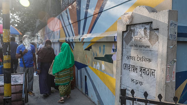 সড়কের নামফলক থাকলেও তা রক্ষণাবেক্ষণে নজর নেই।