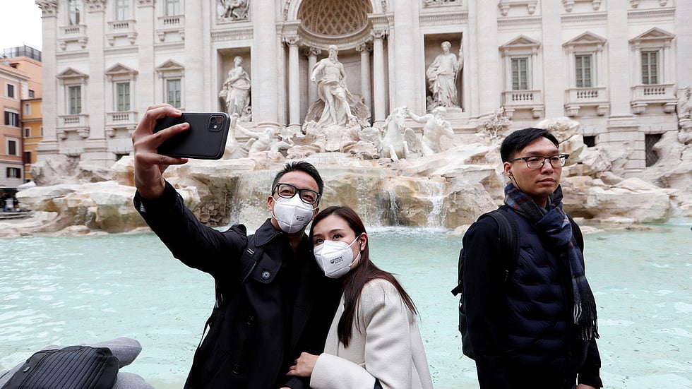 রোমে ভ্রমণের সময় পর্যটকেরাও মাস্ক ব্যবহার করছেন। ছবি: রয়টার্স