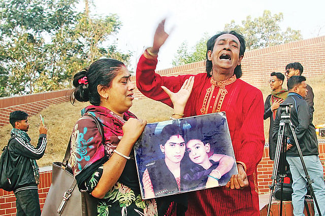 সিলেট নগরের টিলাগড় এলাকায় খুন হওয়া ছাত্রলীগ কর্মী অভিষেক দে দ্বীপের মা-বাবার আহাজারি। গতকাল সিলেট কেন্দ্রীয় শহীদ মিনার প্রাঙ্গণে।  ছবি: প্রথম আলো