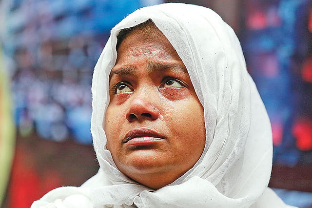 চুড়িহাট্টায় অগ্নিকাণ্ডে দুই ভাইকে হারান জরিনা আক্তার। গত বৃহস্পতিবার ঘটনাস্থলে এসে কান্নায় ভেঙে পড়েন তিনি।  ছবি: প্রথম আলো