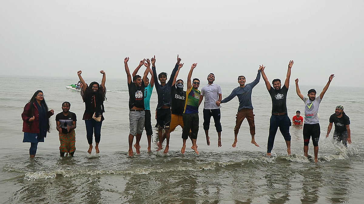 ক্লাস, অ্যাসাইনমেন্ট, টিউটোরিয়াল কিংবা ইনকোর্সে ঘেরা শিক্ষার্থীর গড়পড়তা জীবনে সাময়িক স্বস্তির জন্য সাগরকন্যায় সাংবাদিকেরা। ছবি: সংগৃহীত