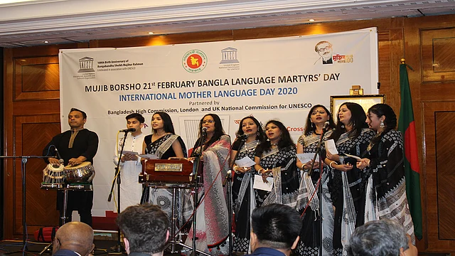 অনুষ্ঠানে বাংলাদেশি শিল্পীদের পরিবেশনা। ছবি: বাংলাদেশ হাইকমিশন, লন্ডন