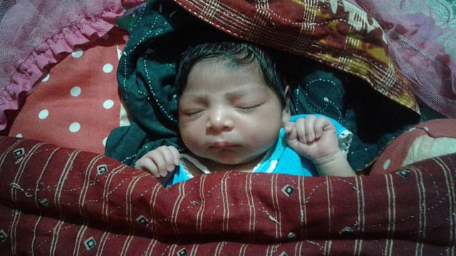 পটুয়াখালীর গলাচিপা পৌরশহরে প্লাস্টিকের ঝুড়িতে একটি নবজাতক কন্যাশিশু পাওয়া গেছে। ছবি: প্রথম আলো