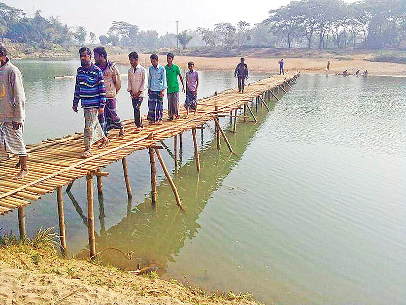 নেতাই নদে সাঁকো দিয়ে পারাপার। সম্প্রতি ময়মনসিংহের ধোবাউড়া উপজেলার কালিকাবাড়ি এলাকায়। ছবি: প্রথম আলো