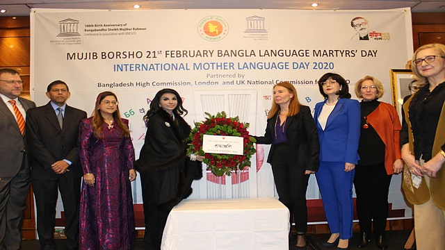 আমন্ত্রিত অতিথিদের নিয়ে হাইকমিশনার অনুষ্ঠানস্থলে স্থাপিত প্রতীকী শহীদ মিনারে পুষ্পার্ঘ্য অর্পণ করেন। ছবি: বাংলাদেশ হাইকমিশন, লন্ডন