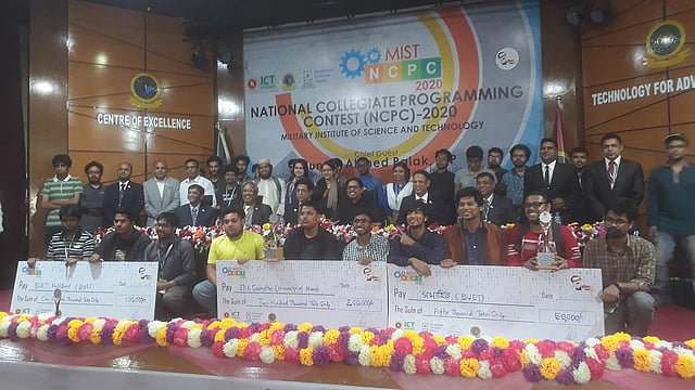 জাতীয় কলেজিয়েট প্রোগ্রামিং প্রতিযোগিতায় বিজয়ীদের সঙ্গে অতিথিরা। এমআইএসটি, ঢাকা, ২২ ফেব্রুয়ারি। ছবি: মিসবাহ্ উদ্দিন