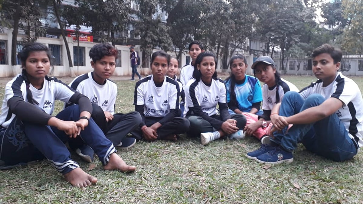 স্বপ্নচূড়া ক্লাবের এই মেয়েরা ফুটবল ক্যারিয়ার নিয়ে আছেন শঙ্কায়। কাল বাফুফে ভবনে। ছবি: প্রথম আলো