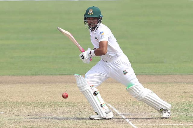 ভালো ব্যাট করলেও ইনিংস বড় করতে পারেননি নাজমুল। ছবি: প্রথম আলো