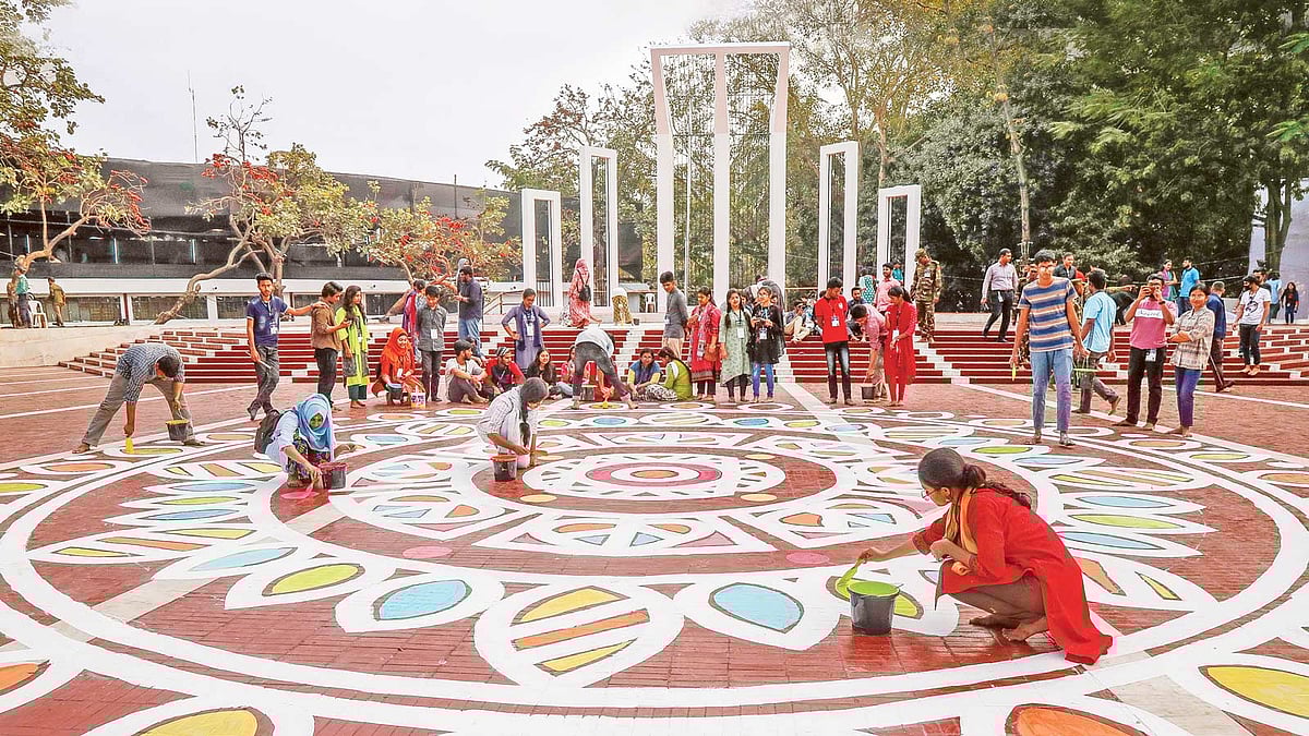 শিক্ষার্থীরা আলপনা আঁকেন দল বেঁধে। ছবি: হাসান রাজা