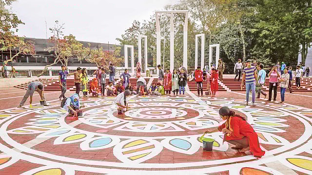 শিক্ষার্থীরা আলপনা আঁকেন দল বেঁধে। ছবি: হাসান রাজা