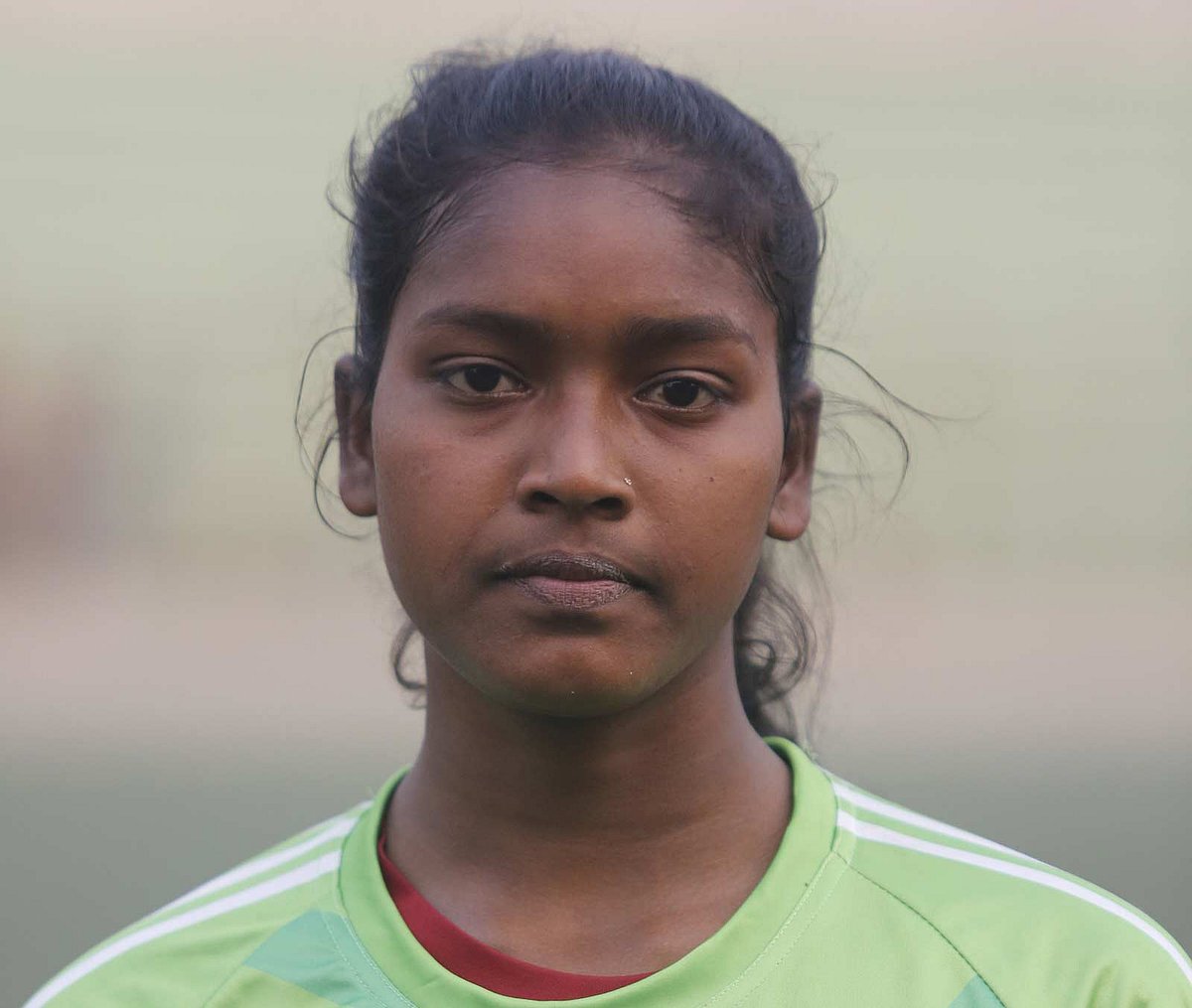 বেগম আনোয়ারা স্পোর্টিং ক্লাবের গোলরক্ষক আশা কর্মকার। ছবি: প্রথম আলো