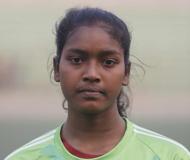 বেগম আনোয়ারা স্পোর্টিং ক্লাবের গোলরক্ষক আশা কর্মকার। ছবি: প্রথম আলো