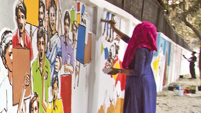 একুশে ফেব্রুয়ারির আগে শহীদ মিনারের আশপাশের দেয়ালগুলোই হয়ে ওঠে শিক্ষার্থীদের ক্যানভাস। ছবি: স্বপ্ন নিয়ে