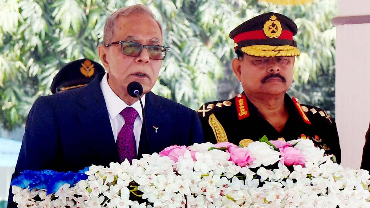 চট্টগ্রামের হালিশহর আর্টিলারি সেন্টার ও স্কুলে এয়ার ডিফেন্স রেজিমেন্টের চার আর্টিলারির জাতীয় পতাকা প্রদান অনুষ্ঠানে বক্তব্য দেন রাষ্ট্রপতি মো. আবদুল হামিদ। চট্টগ্রাম, ২৩ ফেব্রুয়ারি। ছবি: পিআইডি