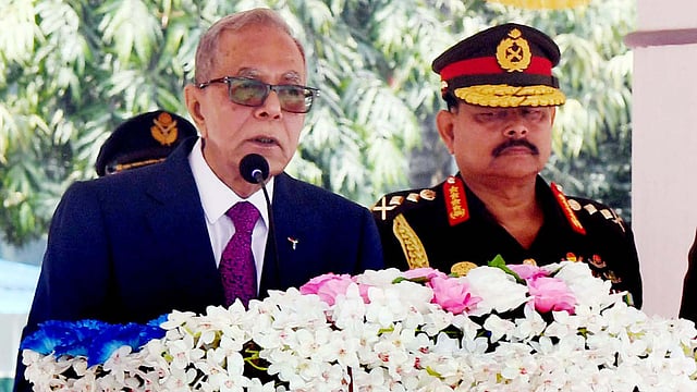 চট্টগ্রামের হালিশহর আর্টিলারি সেন্টার ও স্কুলে এয়ার ডিফেন্স রেজিমেন্টের চার আর্টিলারির জাতীয় পতাকা প্রদান অনুষ্ঠানে বক্তব্য দেন রাষ্ট্রপতি মো. আবদুল হামিদ। চট্টগ্রাম, ২৩ ফেব্রুয়ারি। ছবি: পিআইডি