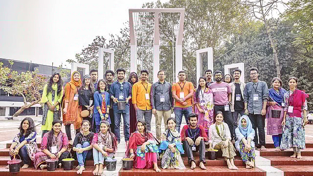 শহীদ মিনার সাজাতে একসঙ্গে কাজ করেন শিক্ষক ও শিক্ষার্থীরা। ছবি: খালেদ সরকার