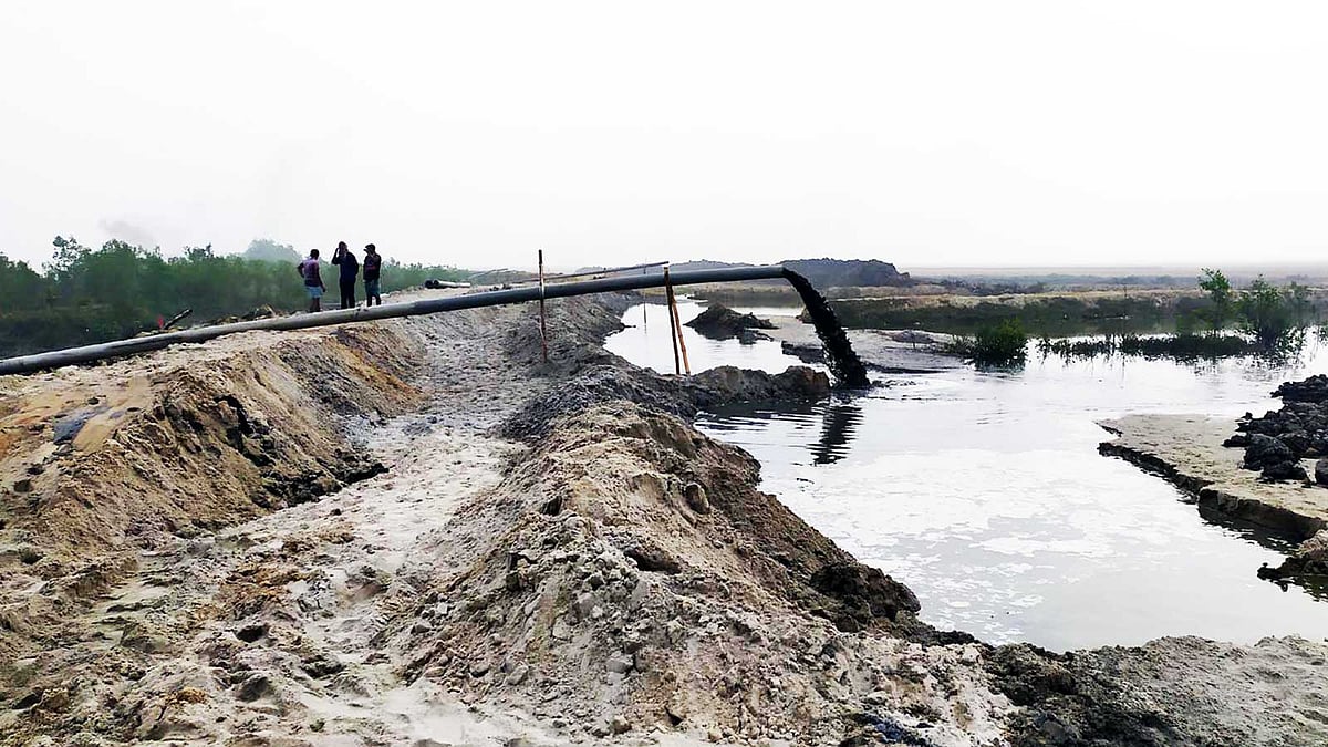 কক্সবাজারের মিয়ানমার সীমান্তে তৈরি হচ্ছে ৬১ কিলোমিটারের ‘সীমান্ত সুরক্ষা সড়ক’। উখিয়ার আঞ্জুমানপাড়া সীমান্তে গত মঙ্গলবার।  প্রথম আলো