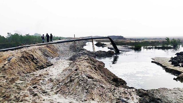 কক্সবাজারের মিয়ানমার সীমান্তে তৈরি হচ্ছে ৬১ কিলোমিটারের ‘সীমান্ত সুরক্ষা সড়ক’। উখিয়ার আঞ্জুমানপাড়া সীমান্তে গত মঙ্গলবার।  প্রথম আলো