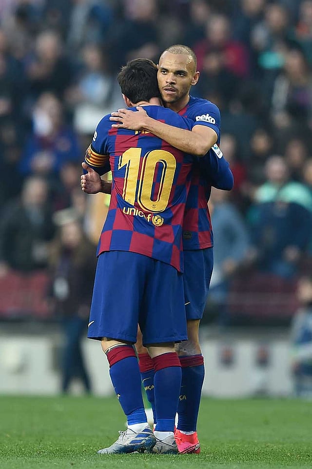 ব্রাথওয়েটকে জড়িয়ে ধরছেন মেসি। ছবি: এএফপি