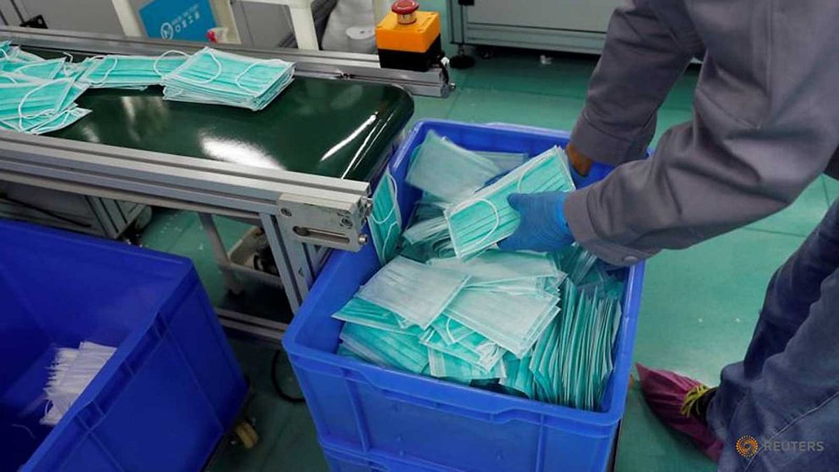 করোনাভাইরাসের আতঙ্কে মাস্কের বিক্রি বেড়েছে। ছবি: রয়টার্স