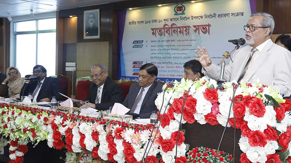 জাতীয় সংসদ ঢাকা-১০ শূন্য আসনে নির্বাচন উপলক্ষে প্রচারসংক্রান্ত মতবিনিময় সভায় বক্তব্য দিচ্ছেন প্রধান নির্বাচন কমিশনার (সিইসি) নূরুল হুদা। নির্বাচন কমিশন কার্যালয়, আগারগাঁও, ঢাকা, ২৩ ফেব্রুয়ারি। ছবি: সাবিনা ইয়াসমিন