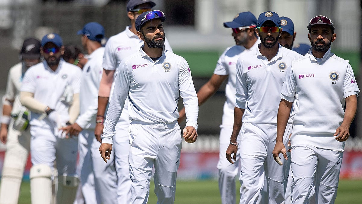 হারের পর হতাশ-বিধ্বস্ত কোহলিরা মাঠ ছাড়ছেন। আজ ওয়েলিংটনে। ছবি: এএফপি