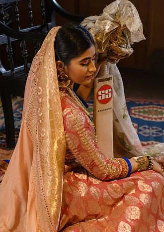 সৌম্যর ব্যাট হাতে ছবি তুলে স্বামীর প্রতি শুভকামনাই জানালেন স্ত্রী প্রিয়ন্তি। ছবি: কৌশিক ইকবাল