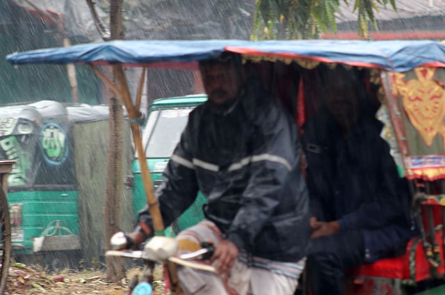 সুন্দর একখান ছাউনি জুড়েছেন রিকশাচালক