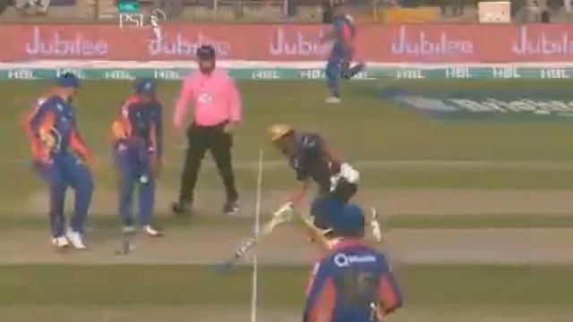 আজম খানের সে রান নেওয়ার মুহূর্ত। ছবি: টুইটার