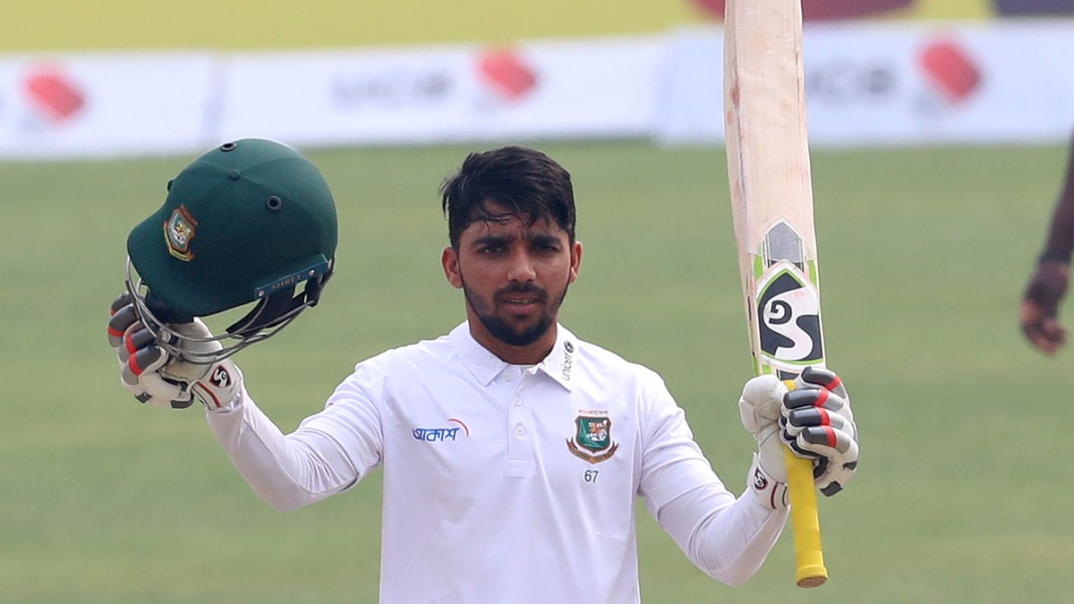 সেঞ্চুরির পর অধিনায়ক মুমিনুল হক। ছবি: শামসুল হক
