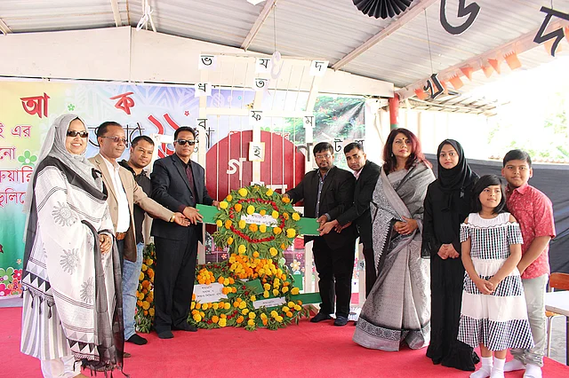 শহীদ মিনারে ফুল দিয়ে শ্রদ্ধা নিবেদন। ছবি: সংগৃহীত