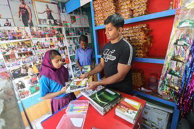 ৫০ জন দরিদ্র শিশু নিয়মিত বিনা মূল্যে পেয়ে থাকে খাতা, কলম এবং প্রয়োজন হলে বই। শিশুদের সংখ্যা দ্রুতই ১০০ ছাড়িয়ে যাবে। ছবি: সাদ্দাম হোসেন