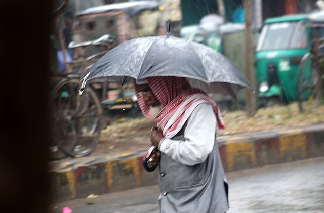 ছাতা মাথায় যাত্রা