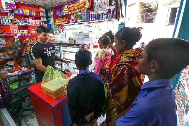 খাতা ও কলম দেওয়া হচ্ছে বিনা মূল্যে। ছবি: সাদ্দাম হোসেন