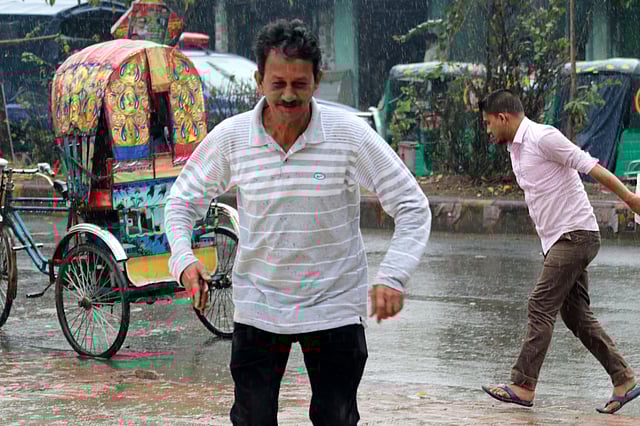 গা বাঁচাতে দে দৌড়