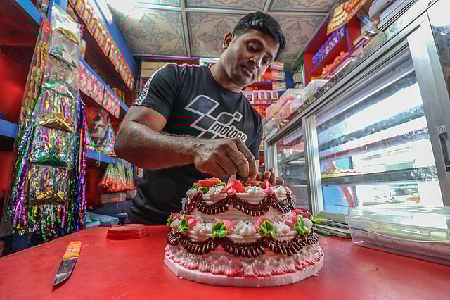 নিজের বেকারিতে কেক সাজাচ্ছেন তাপস রাহা। ছবি: সাদ্দাম হোসেন