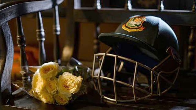 সৌম্যর বিয়ের ফটোসেশনে থাকল জাতীয় দলের হেলমেটও। ছবি: কৌশিক ইকবাল