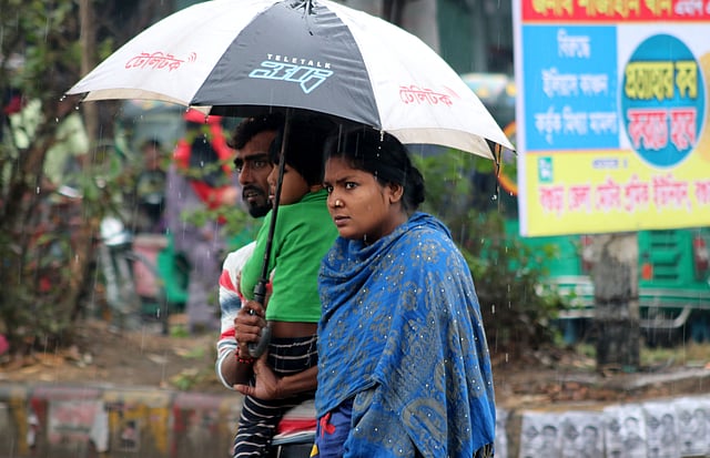 এক ছাতার তলে একটি পরিবার