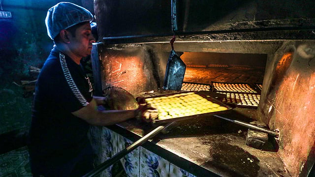 বেকারিতে কাজ করছেন তাপস। ছবি: সাদ্দাম হোসেন