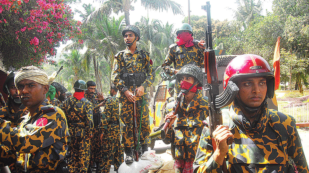 ২০০৯ সালের ফেব্রুয়ারিতে বিডিআর বিদ্রোহে ভারী অস্ত্র হাতে জওয়ানরা। ফাইল ছবি