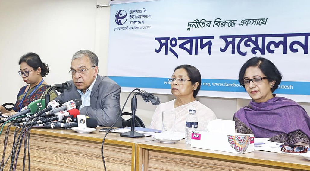 রাজধানীর মাইডাস সেন্টারে টিআইবি আয়োজিত সংবাদ সম্মেলনে বক্তব্য দেন দুর্নীতিবিরোধী এই সংস্থার নির্বাহী পরিচালক ইফতেখারুজ্জামান। মাইডাস সেন্টার, ধানমন্ডি, ঢাকা, ২৫ ফেব্রুয়ারি। ছবি: সাবিনা ইয়াসমিন