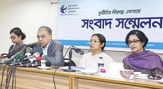 রাজধানীর মাইডাস সেন্টারে টিআইবি আয়োজিত সংবাদ সম্মেলনে বক্তব্য দেন দুর্নীতিবিরোধী এই সংস্থার নির্বাহী পরিচালক ইফতেখারুজ্জামান। মাইডাস সেন্টার, ধানমন্ডি, ঢাকা, ২৫ ফেব্রুয়ারি। ছবি: সাবিনা ইয়াসমিন