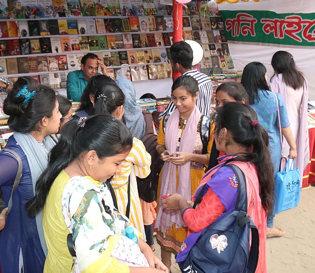 স্টলের সামনে বই পছন্দ করার পাশাপাশি চলছে গল্পগুজব