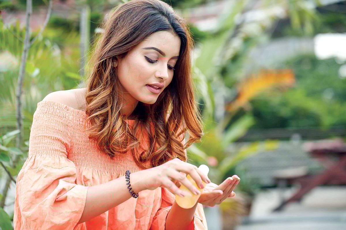 ভেষজ উপাদানসমৃদ্ধ তেল চুলকে ভালো রাখে। মডেল: নাজিফা টুশি, ছবি: নকশা