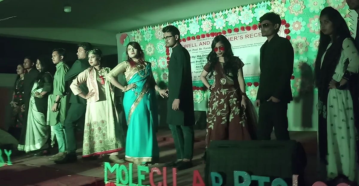 গণ বিশ্ববিদ্যালয়ের প্রাণরসায়ন ও অনুপ্রাণ বিজ্ঞান বিভাগে ‘নবীনবরণ ও বিদায় সংবর্ধনা’য় ফ্যাশন শো-তে শিক্ষার্থীরা। ছবি: লেখক