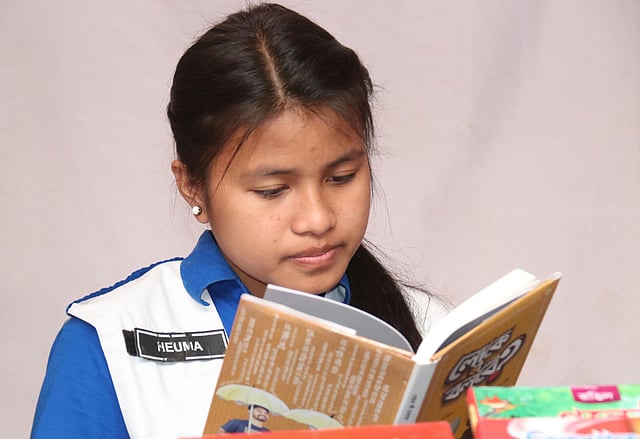 এক শিক্ষার্থী বই পছন্দ করছে